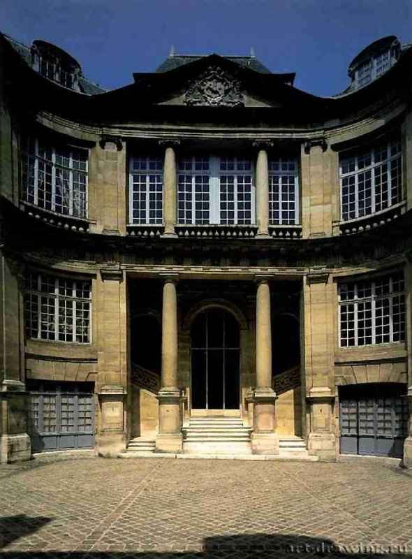 Отель Ламбер. Фасад. 1640-1644 - Париж. Франция. Отель Ламбер на острове Сен Луи в Париже.