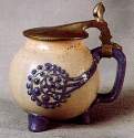 Пивная кружка с цинковой крышкой, 1902 г. - Каменная масса, соляная глазурь, рельеф, лепка, цинк.