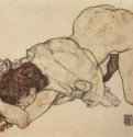 Девушка на коленях, опирающаяся на локти 1917 - 28,7 x 44,3 смБумага, мел, пигментЭкспрессионизмАвстрияВена. Собрание Леопольд