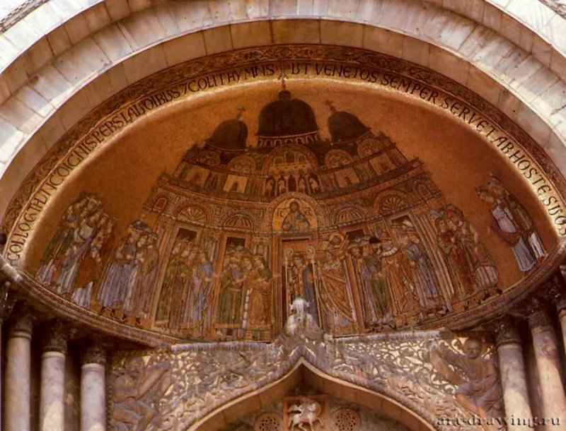 Собор святого Марка. Портал Сан Алипио с мозаикой "Перенос мощей Св. Марка в собор" - Города Италии: Венеция.