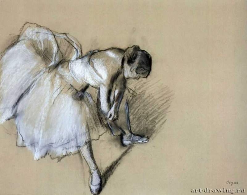 Сидящая балерина, завязывающая ленты балетных туфель, 1878 - 1880 г. - Уголь и пастель, на бумаге; 490 x 620 мм. Частное собрание. Франция.