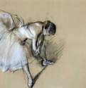 Сидящая балерина, завязывающая ленты балетных туфель, 1878 - 1880 г. - Уголь и пастель, на бумаге; 490 x 620 мм. Частное собрание. Франция.