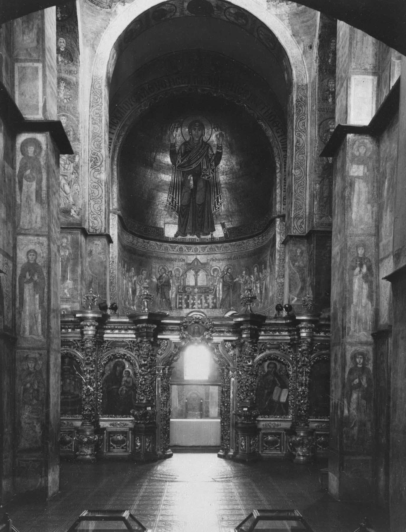 Софийский собор в Киеве: Заложен в 1037. Интерьер с фигурой Оранты в главной апсиде.